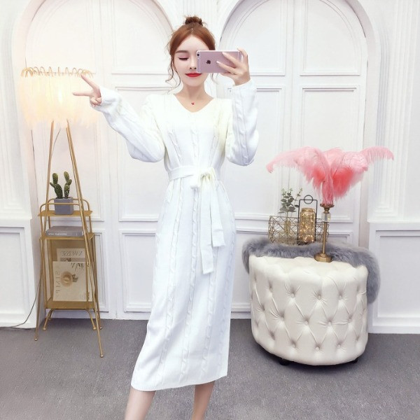 Μακρύ πλεκτό φόρεμα με λαιμόκοψη και ζώνη σε λευκό και μπεζ χρώμα