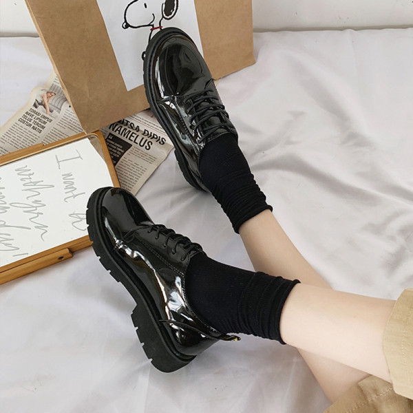 Lapos talpú, modern női cipő, két modellben