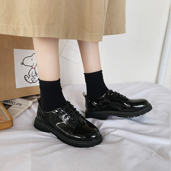 Lapos talpú, modern női cipő, két modellben