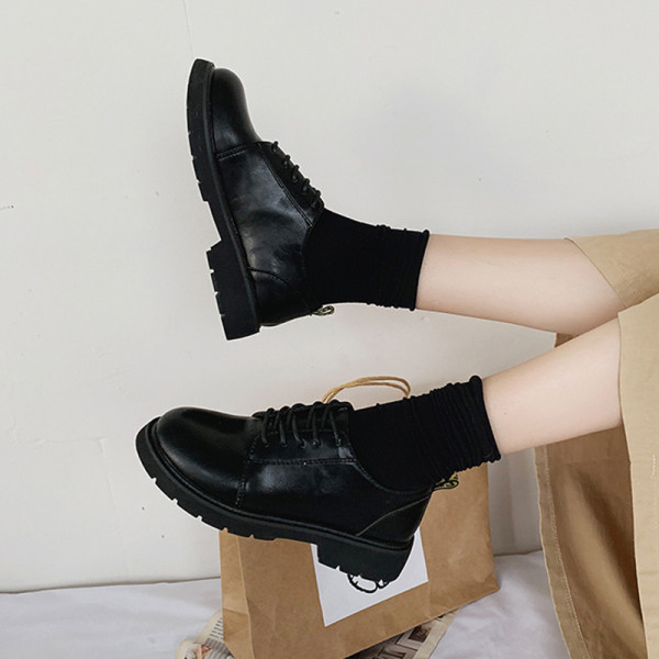 Lapos talpú, modern női cipő, két modellben