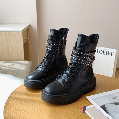 Női bőrcsizma vastag talppal, fém szegecsekkel