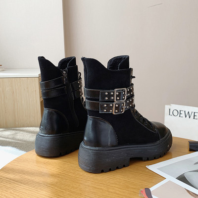 Női bőrcsizma vastag talppal, fém szegecsekkel