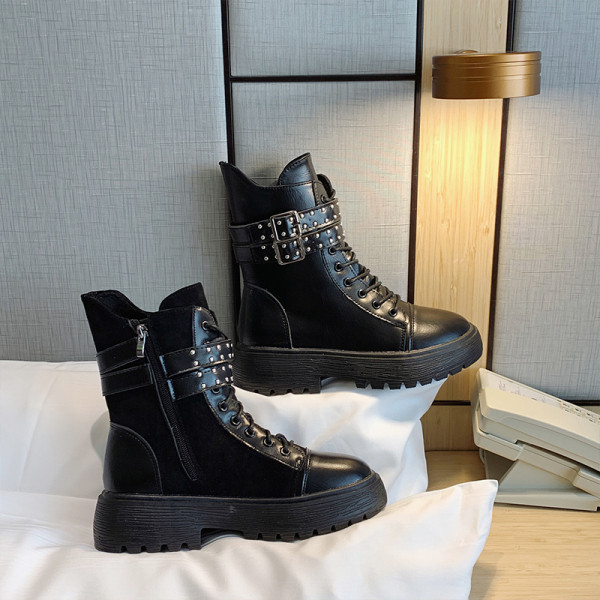 Női bőrcsizma vastag talppal, fém szegecsekkel