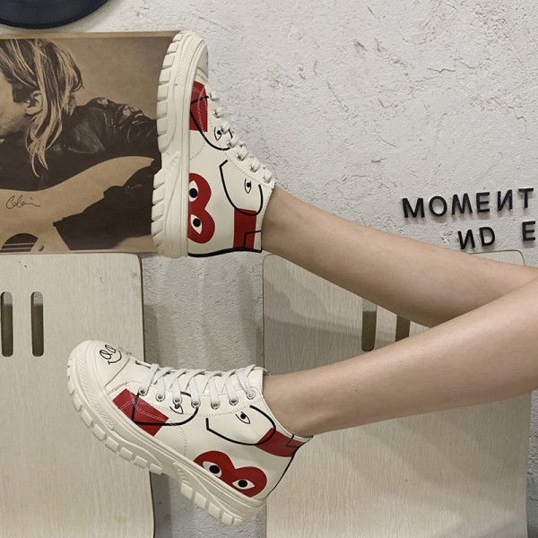 Női bőr tornacipő színes applikációval fekete-fehérben