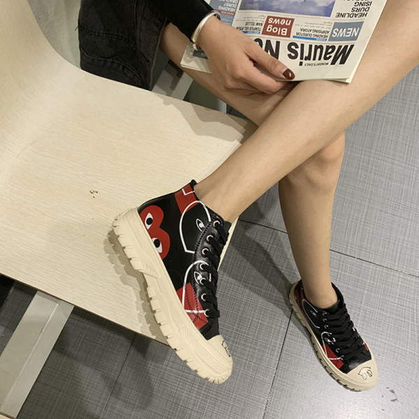 Női bőr tornacipő színes applikációval fekete-fehérben