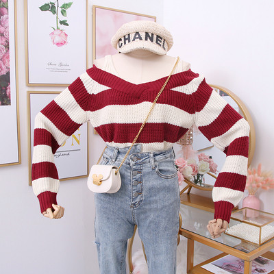 Csíkos női pulóver spitz nyakkivágással, több színben