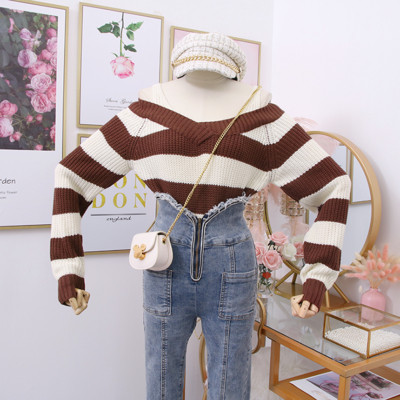 Csíkos női pulóver spitz nyakkivágással, több színben