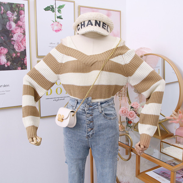 Csíkos női pulóver spitz nyakkivágással, több színben