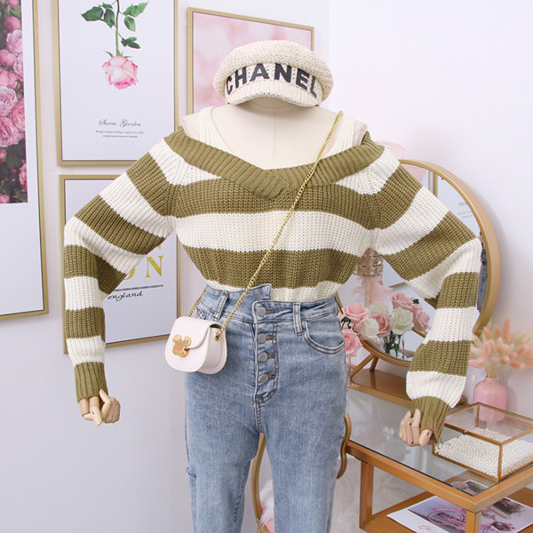 Csíkos női pulóver spitz nyakkivágással, több színben