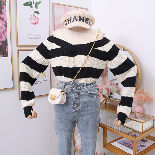 Csíkos női pulóver spitz nyakkivágással, több színben