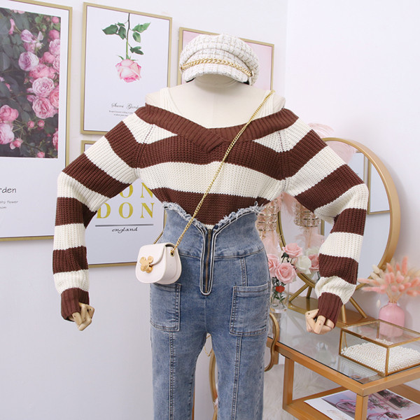 Csíkos női pulóver spitz nyakkivágással, több színben