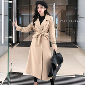 Modern női hosszú kabát övvel és bézs gombokkal