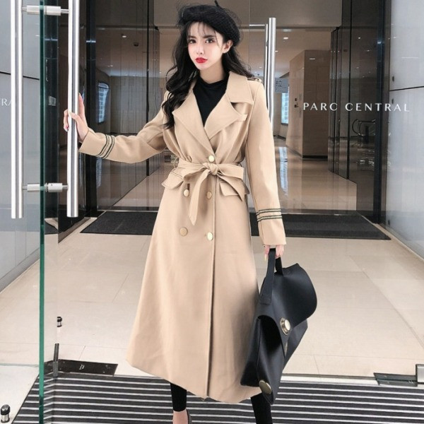 Modern női hosszú kabát övvel és bézs gombokkal
