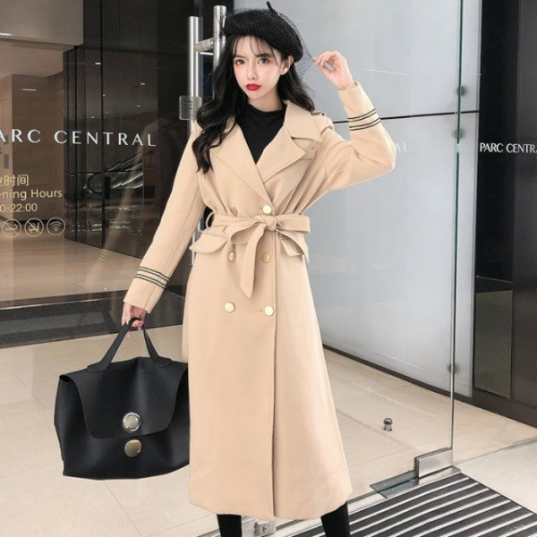 Modern női hosszú kabát övvel és bézs gombokkal