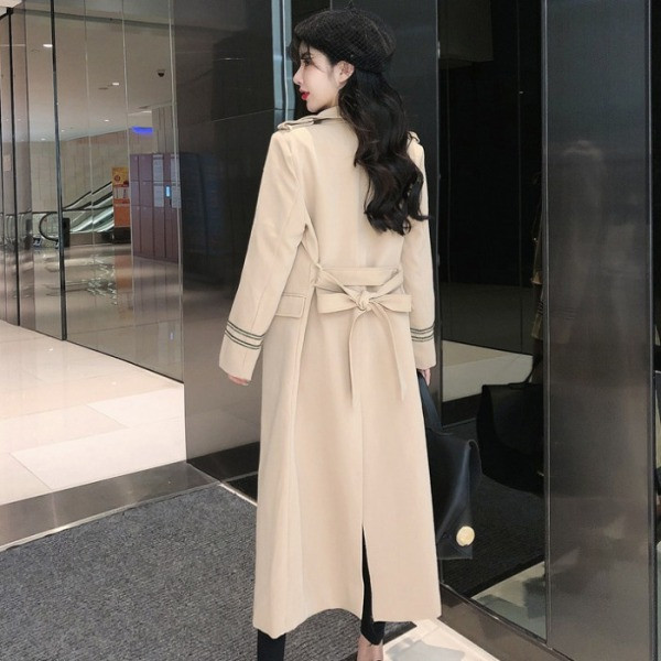 Modern női hosszú kabát övvel és bézs gombokkal