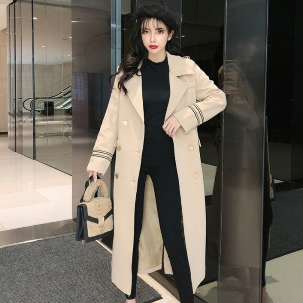 Modern női hosszú kabát övvel és bézs gombokkal