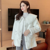 Stílusos női rövid kabát gombokkal és zsebekkel fehér, rózsaszín és sárga színben