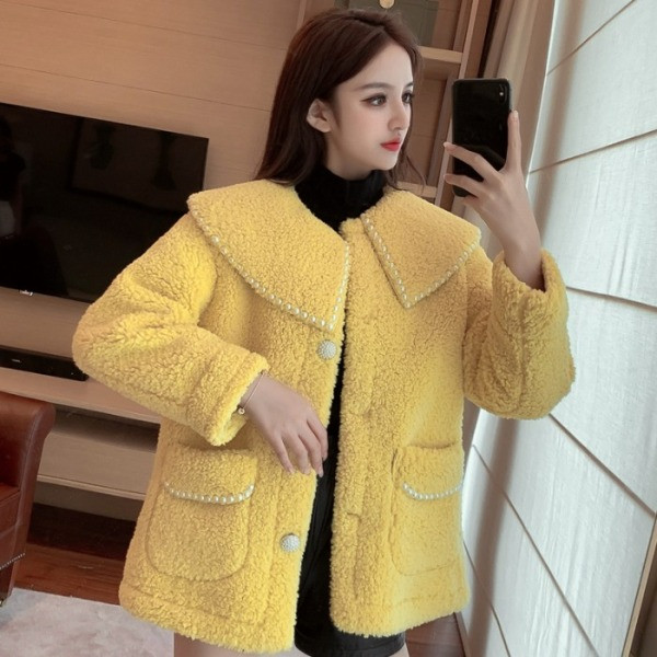 Stílusos női rövid kabát gombokkal és zsebekkel fehér, rózsaszín és sárga színben