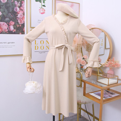 Aktuális női ruha övvel és spitz nyakkivágással - többféle színben