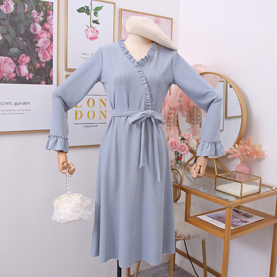 Aktuális női ruha övvel és spitz nyakkivágással - többféle színben