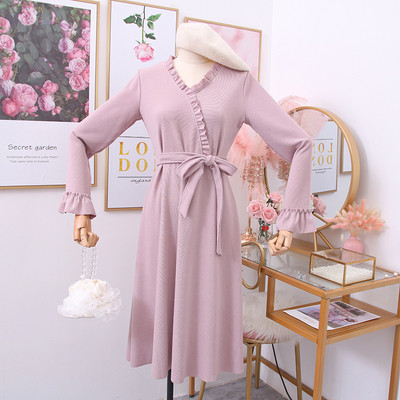 Aktuális női ruha övvel és spitz nyakkivágással - többféle színben