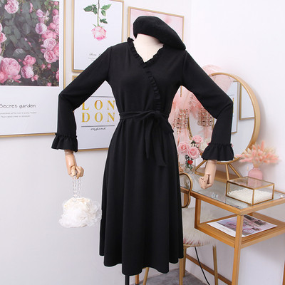 Aktuális női ruha övvel és spitz nyakkivágással - többféle színben