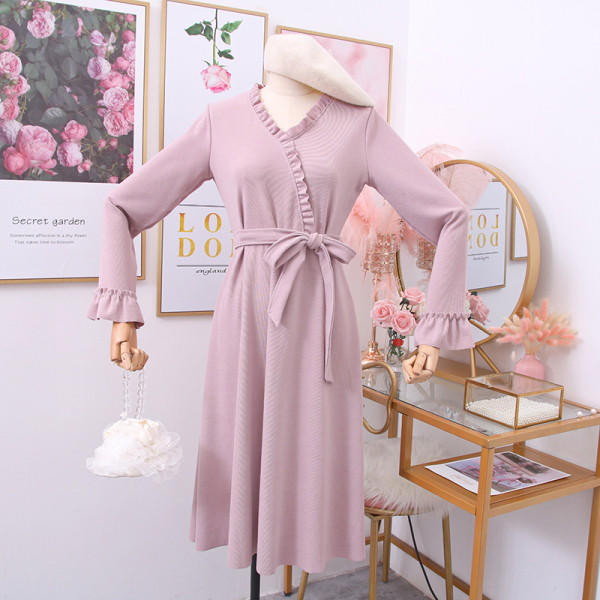 Aktuális női ruha övvel és spitz nyakkivágással - többféle színben