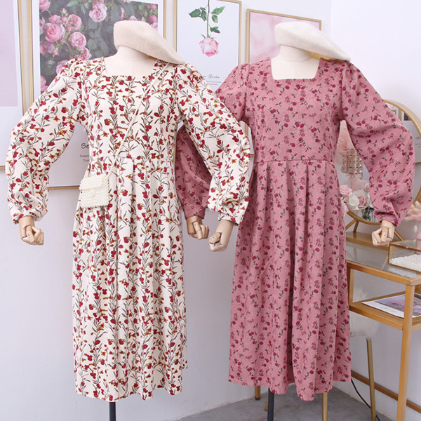 Modern női ruha virágos motívumokkal, szögletes nyakkivágással