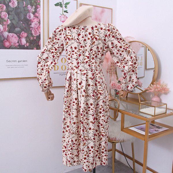 Modern női ruha virágos motívumokkal, szögletes nyakkivágással