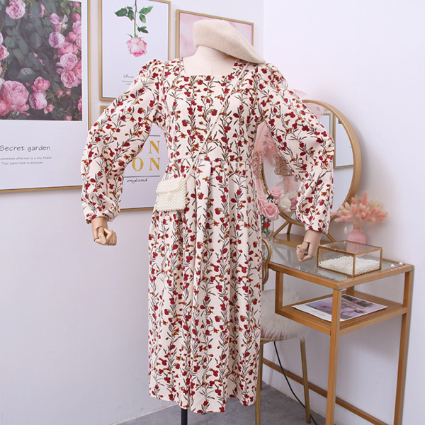 Modern női ruha virágos motívumokkal, szögletes nyakkivágással