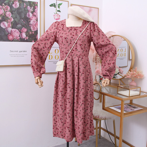 Modern női ruha virágos motívumokkal, szögletes nyakkivágással