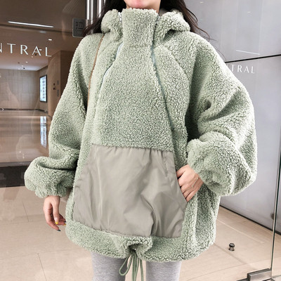 Széles pulóver kapucnival és zsebekkel