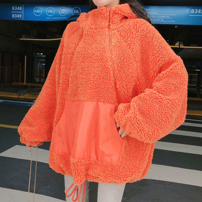 Széles pulóver kapucnival és zsebekkel