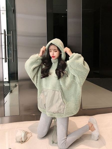 Széles pulóver kapucnival és zsebekkel