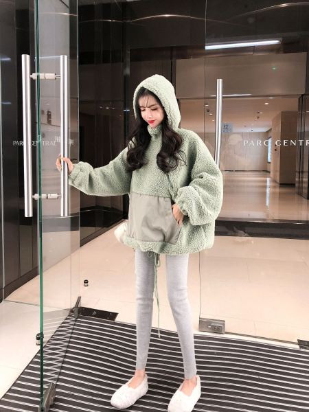 Széles pulóver kapucnival és zsebekkel