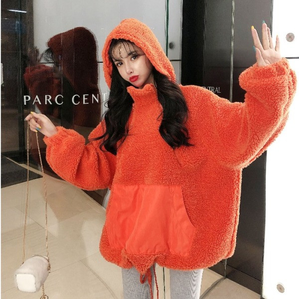 Széles pulóver kapucnival és zsebekkel