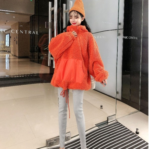 Széles pulóver kapucnival és zsebekkel