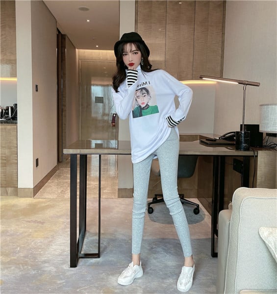 Bluză largă de damă cu guler polo și aplicație