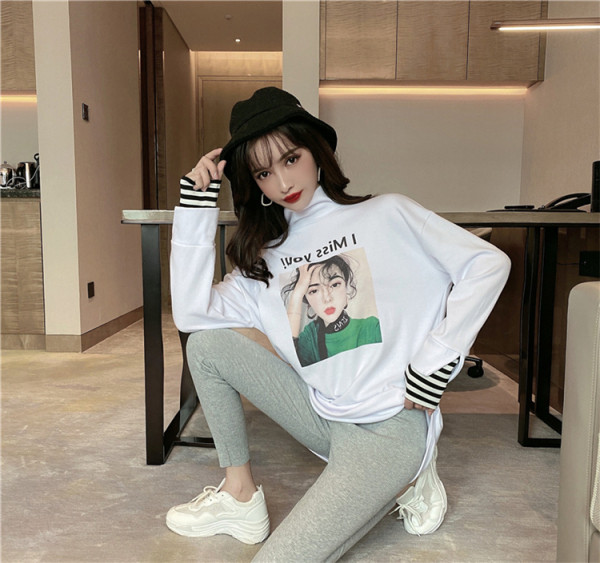 Bluză largă de damă cu guler polo și aplicație