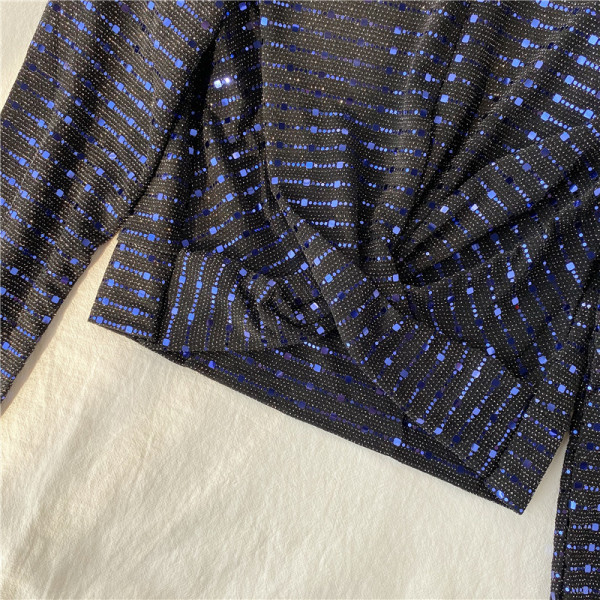 Stílusos női blúz ovális nyakkivágással, fényes hatású fekete és kék színben