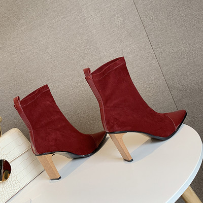 Μοντέρνες γυναικείες μπότες σουέτ μυτερό μοντέλο σε μαύρο και κόκκινο χρώμα