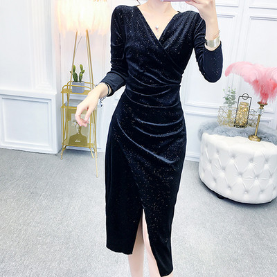 Hosszú, aszimmetrikus bársonyruha spitz nyakkivágással