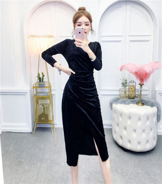 Hosszú, aszimmetrikus bársonyruha spitz nyakkivágással