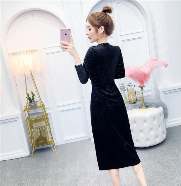 Hosszú, aszimmetrikus bársonyruha spitz nyakkivágással