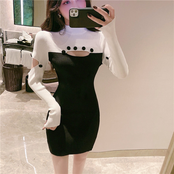 Σύντομο πλεκτό φόρεμα με κομμένα μοτίβα και κουμπιά