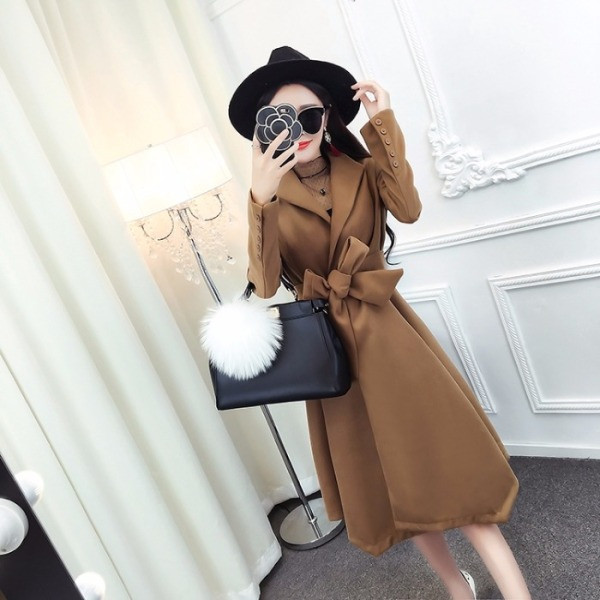 Hosszú aszimmetrikus kabát barna és fekete övvel