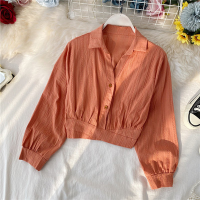 Modern női rövid ing klasszikus gallérral és különböző színű gombokkal