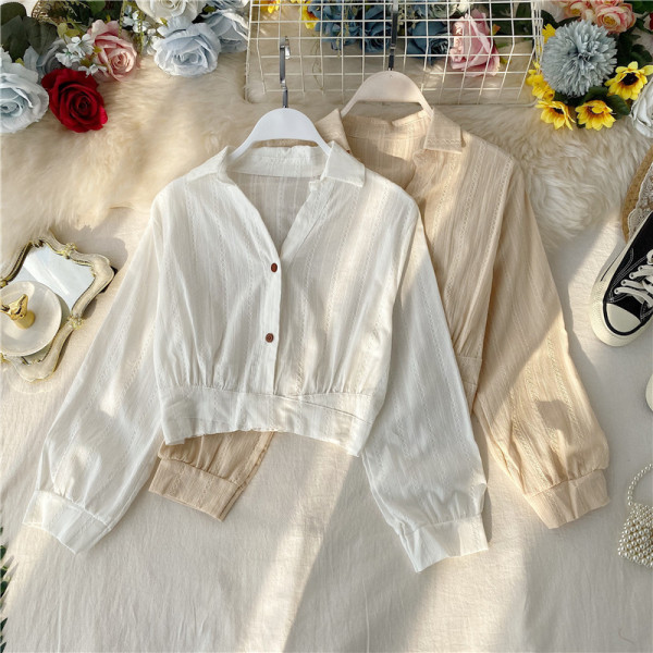 Modern női rövid ing klasszikus gallérral és különböző színű gombokkal