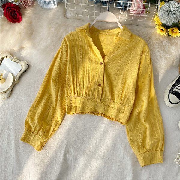 Modern női rövid ing klasszikus gallérral és különböző színű gombokkal