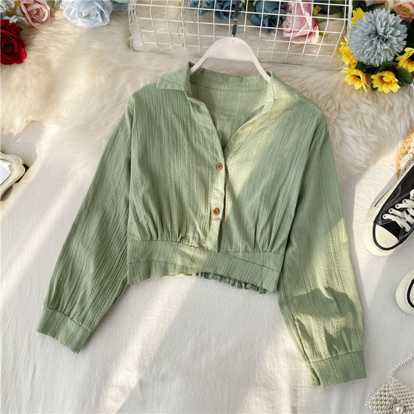 Modern női rövid ing klasszikus gallérral és különböző színű gombokkal